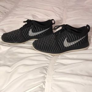 black nike shoes